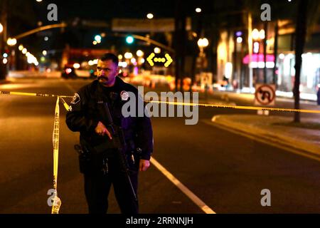 230122 -- LOS ANGELES, le 22 janvier 2023 -- Un policier monte la garde sur la scène d'une fusillade de masse à Monterey Park, Californie, États-Unis, le 22 janvier 2023. Dix personnes ont été tuées et au moins 10 blessées dans une fusillade de masse à Monterey Park, en Californie du Sud, samedi soir, a déclaré la police locale. U.S.-LOS ANGELES-MONTEREY PARK-MASS SHOOTING XINHUA PUBLICATIONXNOTXINXCHN Banque D'Images