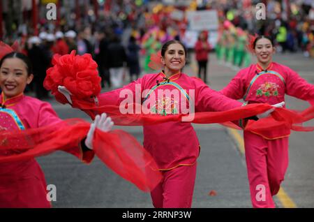 230123 -- VANCOUVER, le 23 janvier 2023 -- des danseurs se produisent lors d'un défilé pour célébrer le nouvel an chinois à Vancouver, Canada, le 22 janvier 2023. Photo de /Xinhua CANADA-VANCOUVER-DÉFILÉ DU NOUVEL AN CHINOIS LiangxSen PUBLICATIONxNOTxINxCHN Banque D'Images