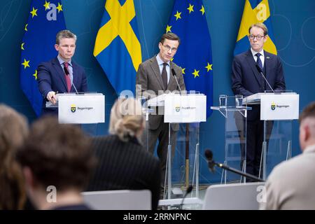 230124 -- STOCKHOLM, le 24 janvier 2023 -- le Premier ministre suédois Ulf Kristersson C, arrière, accompagné du ministre des Affaires étrangères Tobias Billstrom R, arrière et ministre de la Défense Pal Jonson L, arrière, prend la parole lors d'une conférence de presse à Stockholm, Suède, le 24 janvier 2023. La Suède a subi un revers majeur dans sa candidature pour devenir membre de l'OTAN à l'Organisation du Traité de l'Atlantique Nord, car T¹rkiye, membre de l'OTAN, a déclaré qu'il ne l'appuierait pas. /Document via Xinhua SWEDEN-STOCKHOLM-PM-FM-DM-PRESS CONFERENCE NinnixAndersson/GovernmentxOfficesxofxSweden PUBLICATIONxNOTxINxCHN Banque D'Images