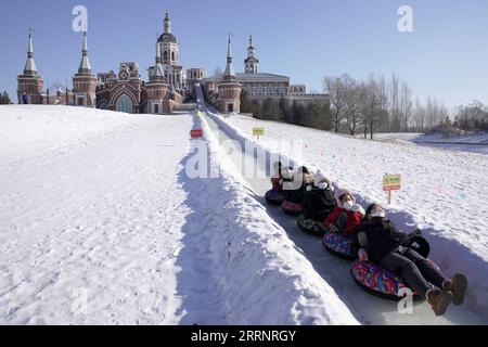 230127 -- HARBIN, 27 janvier 2023 -- les gens s'amusent au manoir Volga à Harbin, dans la province du Heilongjiang du nord-est de la Chine, janvier 26. 2023. Le Heilongjiang a attiré des légions de touristes pendant les vacances de la fête du printemps. CHINE-HEILONGJIANG-SPRING FESTIVAL-TOURISME CN WANGXJIANWEI PUBLICATIONXNOTXINXCHN Banque D'Images