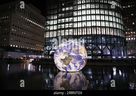 230128 -- LONDRES, le 28 janvier 2023 -- cette photo prise le 27 janvier 2023 montre une installation lumineuse intitulée Floating Earth lors d'un spectacle de lumières hivernales à Canary Wharf à Londres, en Grande-Bretagne. BRITAIN-LONDRES-SALON D'HIVER LixYing PUBLICATIONxNOTxINxCHN Banque D'Images