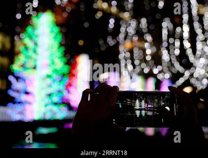 230128 -- LONDRES, le 28 janvier 2023 -- Un visiteur prend des photos lors d'un spectacle de lumières hivernales à Canary Wharf à Londres, en Grande-Bretagne, le 27 janvier 2023. BRITAIN-LONDRES-SALON D'HIVER LixYing PUBLICATIONxNOTxINxCHN Banque D'Images