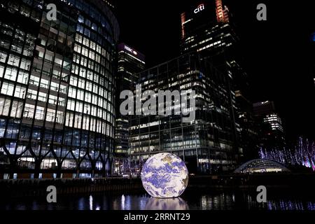 230128 -- LONDRES, le 28 janvier 2023 -- cette photo prise le 27 janvier 2023 montre une installation lumineuse intitulée Floating Earth lors d'un spectacle de lumières hivernales à Canary Wharf à Londres, en Grande-Bretagne. BRITAIN-LONDRES-SALON D'HIVER LixYing PUBLICATIONxNOTxINxCHN Banque D'Images