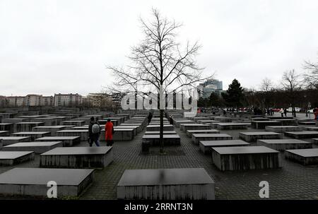 230128 -- BERLIN, le 28 janvier 2023 -- visite du Mémorial des Juifs assassinés d'Europe à Berlin, Allemagne, le 27 janvier 2023. Le mémorial, situé dans le centre de Berlin, a été construit pour commémorer environ 6 millions de Juifs tués par les nazis pendant la Seconde Guerre mondiale En 2005, l'Assemblée générale des Nations Unies a adopté une résolution qui a désigné le 27 janvier Journée internationale de commémoration à la mémoire des victimes de l'Holocauste. ALLEMAGNE-BERLIN-JOURNÉE INTERNATIONALE DE COMMÉMORATION DE L'HOLOCAUSTE RENXPENGFEI PUBLICATIONXNOTXINXCHN Banque D'Images