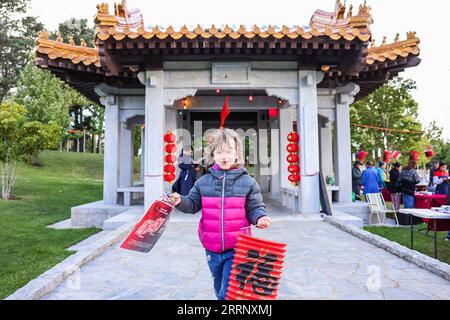 230204 -- CANBERRA, le 4 février 2023 -- Un enfant tient une lanterne lors d'un événement célébrant le prochain Festival des lanternes au jardin de Beijing près du lac Burley Griffin à Canberra, en Australie, le 4 février 2023. L'événement mettant en vedette la musique traditionnelle, la danse et le spectacle de lanternes a été organisé par l'Australian China Friendship Society Australian Capital Territory ACT Branch. La fête des lanternes, le 15e jour du premier mois du calendrier lunaire chinois, tombe le 5 février de cette année. Photo de /Xinhua AUSTRALIA-CANBERRA-LANTERN FESTIVAL-CELEBRATION ChuxChen PUBLICATIONxNOTxINxCHN Banque D'Images