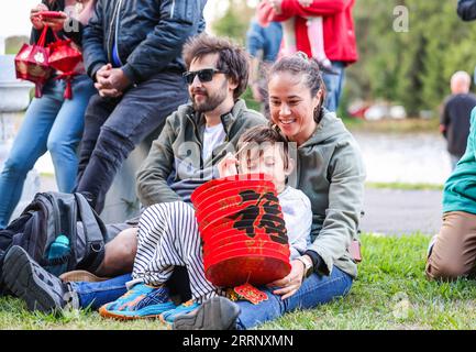 230204 -- CANBERRA, le 4 février 2023 -- Un enfant tenant une lanterne assiste à un événement pour célébrer le prochain Festival des lanternes au jardin de Beijing près du lac Burley Griffin à Canberra, en Australie, le 4 février 2023. L'événement mettant en vedette la musique traditionnelle, la danse et le spectacle de lanternes a été organisé par l'Australian China Friendship Society Australian Capital Territory ACT Branch. La fête des lanternes, le 15e jour du premier mois du calendrier lunaire chinois, tombe le 5 février de cette année. Photo de /Xinhua AUSTRALIA-CANBERRA-LANTERN FESTIVAL-CELEBRATION ChuxChen PUBLICATIONxNOTxINxCHN Banque D'Images