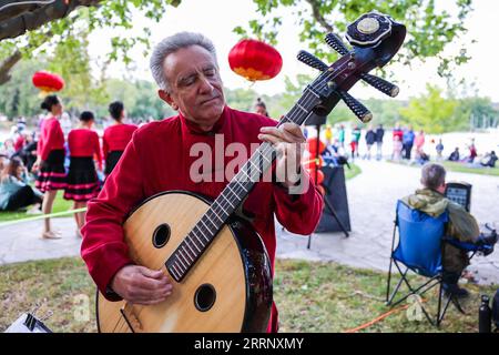 230204 -- CANBERRA, le 4 février 2023 -- Un homme se produit lors d'un événement célébrant le prochain Festival des lanternes au jardin de Beijing près du lac Burley Griffin à Canberra, en Australie, le 4 février 2023. L'événement mettant en vedette la musique traditionnelle, la danse et le spectacle de lanternes a été organisé par l'Australian China Friendship Society Australian Capital Territory ACT Branch. La fête des lanternes, le 15e jour du premier mois du calendrier lunaire chinois, tombe le 5 février de cette année. Photo de /Xinhua AUSTRALIA-CANBERRA-LANTERN FESTIVAL-CELEBRATION ChuxChen PUBLICATIONxNOTxINxCHN Banque D'Images