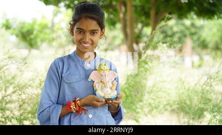 Petite fille indienne avec le seigneur ganesha et la prière, festival indien ganesh ou festival Diwali Banque D'Images