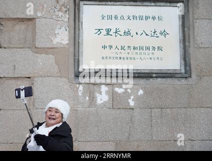 230207 -- PÉKIN, le 7 février 2023 -- un touriste âgé de Hong Kong prend un selfie à Badaling section de la Grande Muraille à Pékin, capitale de la Chine, le 7 février 2023. Avec une moyenne d'âge de plus de 65 ans, un groupe de touristes âgés de Hong Kong est arrivé à Pékin lundi, devenant le premier groupe touristique de Hong Kong à Pékin après la levée des restrictions sur les voyages entre le continent chinois et les régions administratives spéciales de Hong Kong et Macao SARS. CHINA-BEIJING-HONG KONG-TOUR GROUP CN CHENXZHONGHAO PUBLICATIONXNOTXINXCHN Banque D'Images
