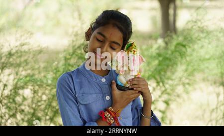 Petite fille indienne avec le seigneur ganesha et la prière, festival indien ganesh ou festival Diwali Banque D'Images