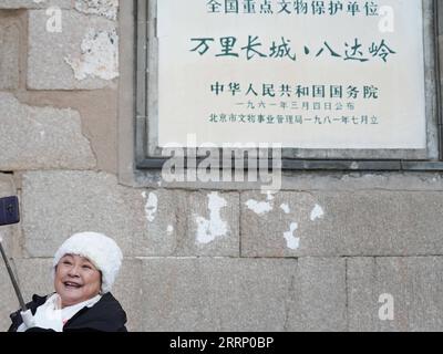 230207 -- PÉKIN, le 7 février 2023 -- un touriste âgé de Hong Kong prend un selfie à Badaling section de la Grande Muraille à Pékin, capitale de la Chine, le 7 février 2023. Avec une moyenne d'âge de plus de 65 ans, un groupe de touristes âgés de Hong Kong est arrivé à Pékin lundi, devenant le premier groupe touristique de Hong Kong à Pékin après la levée des restrictions sur les voyages entre le continent chinois et les régions administratives spéciales de Hong Kong et Macao SARS. CHINA-BEIJING-HONG KONG-TOUR GROUP CN CHENXZHONGHAO PUBLICATIONXNOTXINXCHN Banque D'Images