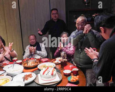 230207 -- BEIJING, le 7 février 2023 -- Un touriste 2nd R de Hong Kong célèbre son 69e anniversaire avec un gâteau d'anniversaire préparé par l'agence de voyage de Beijing, capitale de la Chine, le 7 février 2023. Avec une moyenne d'âge de plus de 65 ans, un groupe de touristes âgés de Hong Kong est arrivé à Pékin lundi, devenant le premier groupe touristique de Hong Kong à Pékin après la levée des restrictions sur les voyages entre le continent chinois et les régions administratives spéciales de Hong Kong et Macao SARS. CHINA-BEIJING-HONG KONG-TOUR GROUP CN CHENXZHONGHAO PUBLICATIONXNOTXINXCHN Banque D'Images