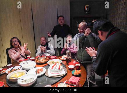 230207 -- BEIJING, le 7 février 2023 -- Un touriste 2nd R de Hong Kong célèbre son 69e anniversaire avec un gâteau d'anniversaire préparé par l'agence de voyage de Beijing, capitale de la Chine, le 7 février 2023. Avec une moyenne d'âge de plus de 65 ans, un groupe de touristes âgés de Hong Kong est arrivé à Pékin lundi, devenant le premier groupe touristique de Hong Kong à Pékin après la levée des restrictions sur les voyages entre le continent chinois et les régions administratives spéciales de Hong Kong et Macao SARS. CHINA-BEIJING-HONG KONG-TOUR GROUP CN CHENXZHONGHAO PUBLICATIONXNOTXINXCHN Banque D'Images