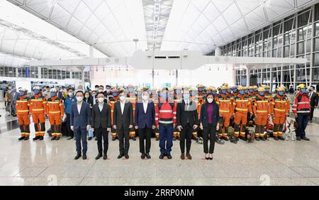 230209 -- HONG KONG, 9 février 2023 -- Chan Kwok-ki C, front, directeur général par intérim de la région administrative spéciale de Hong Kong, et Chris Tang Ping-keung 3rd L, front, secrétaire à la sécurité de la RAS de Hong Kong, posent pour des photos avec des membres d'une équipe de sauvetage à l'aéroport international de Hong Kong à Hong Kong, Chine méridionale, le 8 février 2023. Chine région administrative spéciale de Hong Kong le gouvernement de la RAS de Hong Kong a déclaré mercredi qu'il avait envoyé une équipe de recherche et sauvetage de 59 membres à T¹rkiye, frappée par le tremblement de terre. CHINE-HONG KONG-TRKIYE-EARTHQUAKES-RESCUE TEAM CN CHENXDUO PUBLICATIONXNOTXINXCHN Banque D'Images