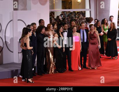 Venise, Italie. 8 septembre 2023. Les membres de l'équipe du film Memory posent sur le tapis rouge pour la première lors du 80e Festival international du film de Venise à Venise, Italie, le 8 septembre 2023. Crédit : Jin Mamengni/Xinhua/Alamy Live News Banque D'Images