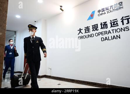 230210 -- DALIAN, le 10 février 2023 -- Ma Baoli part pour l'aéroport de Dalian, dans la province du Liaoning au nord-est de la Chine, le 4 février 2023. Le capitaine Ma Baoli, 35 ans, a une grande passion pour les poèmes classiques chinois. Depuis 2018, Ma participe chaque année au Chinese Classical Poetry Quiz Show et remporte le championnat cette année. Mon amour pour les poèmes classiques chinois a été nourri par son père depuis l'enfance. Diplômé de l'Université d'aéronautique et d'astronautique de Nanjing, Ma rejoint la branche de Dalian de China Southern Airlines et est promu capitaine en 2016. Ma s passion pour les poèmes Banque D'Images