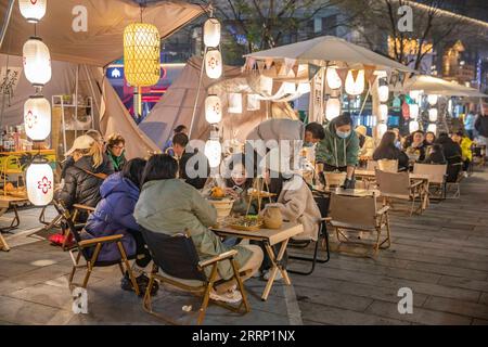 230211 -- CHONGQING, le 11 février 2023 -- les touristes s'amusent à une foire nocturne dans le district de Nan an, dans la municipalité de Chongqing au sud-ouest de la Chine, le 9 février 2023. Depuis le début de l'année, Chongqing a lancé diverses activités nocturnes pour stimuler l'économie nocturne. CHINE-CHONGQING-ÉCONOMIE DE NUIT CN HuangxWei PUBLICATIONxNOTxINxCHN Banque D'Images