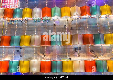 230211 -- CHONGQING, le 11 février 2023 -- cette photo aérienne prise le 9 février 2023 montre une foire nocturne dans le district de Nan an dans la municipalité de Chongqing au sud-ouest de la Chine. Depuis le début de l'année, Chongqing a lancé diverses activités nocturnes pour stimuler l'économie nocturne. CHINE-CHONGQING-ÉCONOMIE DE NUIT CN HuangxWei PUBLICATIONxNOTxINxCHN Banque D'Images