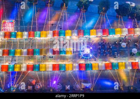 230211 -- CHONGQING, le 11 février 2023 -- cette photo aérienne prise le 9 février 2023 montre une foire nocturne dans le district de Nan an dans la municipalité de Chongqing au sud-ouest de la Chine. Depuis le début de l'année, Chongqing a lancé diverses activités nocturnes pour stimuler l'économie nocturne. CHINE-CHONGQING-ÉCONOMIE DE NUIT CN HuangxWei PUBLICATIONxNOTxINxCHN Banque D'Images