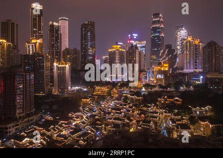 230211 -- CHONGQING, le 11 février 2023 -- cette photo aérienne prise le 10 février 2023 montre une vue nocturne du district de Yuzhong dans la municipalité de Chongqing au sud-ouest de la Chine. Depuis le début de l'année, Chongqing a lancé diverses activités nocturnes pour stimuler l'économie nocturne. CHINE-CHONGQING-ÉCONOMIE DE NUIT CN HuangxWei PUBLICATIONxNOTxINxCHN Banque D'Images