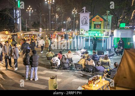 230211 -- CHONGQING, le 11 février 2023 -- les touristes s'amusent à une foire nocturne dans le district de Nan an, dans la municipalité de Chongqing au sud-ouest de la Chine, le 9 février 2023. Depuis le début de l'année, Chongqing a lancé diverses activités nocturnes pour stimuler l'économie nocturne. CHINE-CHONGQING-ÉCONOMIE DE NUIT CN HuangxWei PUBLICATIONxNOTxINxCHN Banque D'Images