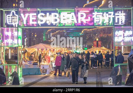 230211 -- CHONGQING, le 11 février 2023 -- les touristes s'amusent à une foire nocturne dans le district de Nan an, dans la municipalité de Chongqing au sud-ouest de la Chine, le 9 février 2023. Depuis le début de l'année, Chongqing a lancé diverses activités nocturnes pour stimuler l'économie nocturne. CHINE-CHONGQING-ÉCONOMIE DE NUIT CN HuangxWei PUBLICATIONxNOTxINxCHN Banque D'Images