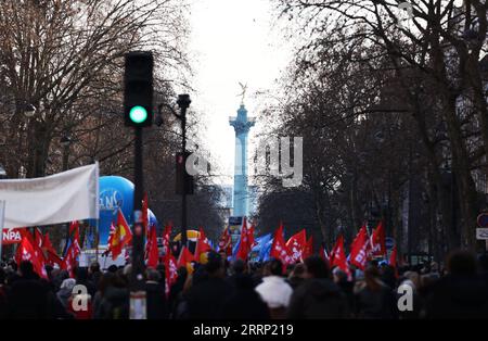 230212 -- PARIS, le 12 février 2023 -- des manifestants défilent lors d'une manifestation contre les réformes des retraites proposées par le gouvernement à Paris, France, le 11 février 2023. Le ministère français de l'intérieur a déclaré samedi qu'environ 963 000 personnes à travers le pays ont protesté contre la réforme des retraites proposée, contre 757 000 enregistrés le 7 février. FRANCE-MANIFESTATION CONTRE LA RÉFORME DES RETRAITES GaoxJing PUBLICATIONxNOTxINxCHN Banque D'Images