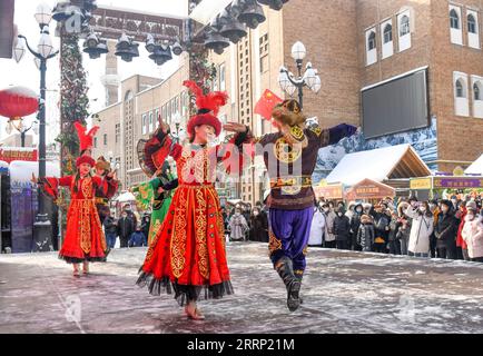 230212 -- URUMQI, 12 février 2023 -- des artistes dansent pour célébrer le nouvel an lunaire chinois à Urumqi, dans la région autonome ouygur du Xinjiang, au nord-ouest de la Chine, le 23 janvier 2023. CHINE-XINJIANG-HIVER TOURISME CN WangxFei PUBLICATIONxNOTxINxCHN Banque D'Images