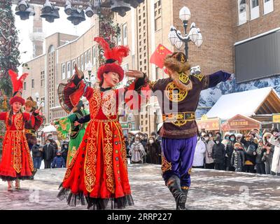 230212 -- URUMQI, 12 février 2023 -- des artistes dansent pour célébrer le nouvel an lunaire chinois à Urumqi, dans la région autonome ouygur du Xinjiang, au nord-ouest de la Chine, le 23 janvier 2023. CHINE-XINJIANG-HIVER TOURISME CN WangxFei PUBLICATIONxNOTxINxCHN Banque D'Images
