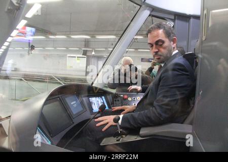 230212 -- PORTO, le 12 février 2023 -- le ministre portugais de l'Environnement et de l'action pour le climat, Duarte Cordeiro, est assis dans la cabine du chauffeur d'un métro chinois à l'intérieur de la station de métro Trindade, au centre de Porto, Portugal, le 11 février 2023. Le premier des 18 trains de métro fabriqués par la société chinoise a été livré à la société Porto Metro du Portugal samedi. Le train de 4 voitures est exposé à la station de métro Trindade au centre de Porto du samedi au mardi prochain. Le train a été fabriqué par CRRC Tangshan, l un des plus grands fabricants chinois de trains, trains à grande vitesse et véhicules de métro. PORT Banque D'Images