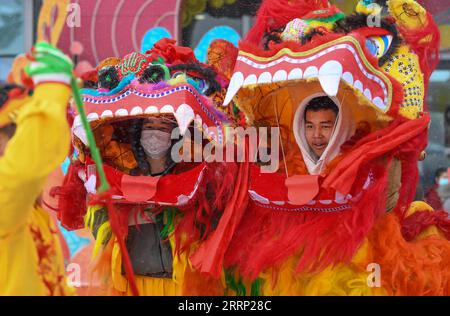 230212 -- URUMQI, le 12 février 2023 -- des gens participent à des spectacles folkloriques personnalisés à Urumqi, dans la région autonome ouïgoure du Xinjiang, au nord-ouest de la Chine, le 22 janvier 2023. CHINE-XINJIANG-HIVER TOURISME CN WangxFei PUBLICATIONxNOTxINxCHN Banque D'Images
