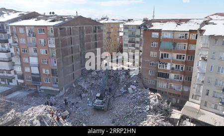 230213 -- MALATYA, 13 février 2023 -- des membres de la , une escouade de secours civile chinoise, travaillent avec des partenaires locaux lors d'une tâche de sauvetage dans une zone touchée par le séisme dans la province de Malatya, T¹rkiye, le 13 février 2023. /Document via Xinhua TRKIYE-MALATYA-EARTHQUAKES-CHINESE RescuexTeam BluexSkyxRescuexTeam PUBLICATIONxNOTxINxCHN Banque D'Images