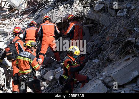 230215 -- ANTAKYA, 15 février 2023 -- Un groupe de sauvetage conjoint comprenant des membres de l'équipe chinoise de recherche et sauvetage et une équipe de recherche et sauvetage de la région administrative spéciale de Hong Kong HKSAR mène une opération de sauvetage parmi les débris sismiques à Antakya, dans la province méridionale de Hatay, T¹rkiye, le 14 février 2023. La Chine a offert un éventail d'équipes de sauvetage et d'articles vitaux à T¹rkiye depuis que des tremblements de terre massifs et des répliques ont secoué le pays la semaine dernière, dans un effort pour aider à la recherche de survivants piégés sous les décombres. Shadati TRKIYE-ANTAKYA-EARTHQUAKES-CHINA-RESCUE ShaxDati PUBLICATIONxNOTxINxCHN Banque D'Images