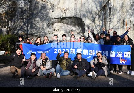 230215 -- GENÈVE, le 15 février 2023 -- des touristes chinois posent pour une photo de groupe devant le monument historique du Lion à Lucerne, en Suisse, le 13 février 2023. Un groupe de 25 personnes venues de Chine a visité la ville de Lucerne et le site touristique populaire et la station de sports d’hiver Jungfrau, en Suisse centrale, du 13 au 14 février, après trois ans de pause liée à la pandémie. Je suis très excité de revoir tout cela, a déclaré Cui Chenghai, un touriste qui fréquentait la Suisse avant le début de la pandémie. Cela fait trois ans et tout ici n'a pas changé, mais mon sentiment est différent. Démarrage F Banque D'Images