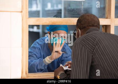 230217 -- BANGUI, le 17 février 2023 -- Wang Xiaoqin, membre de la 19e équipe médicale chinoise envoyée en République centrafricaine, informe un patient de la posologie du médicament à l'Hôpital de l'amitié de Bangui, République centrafricaine, le 14 février 2023. La 19e équipe médicale chinoise envoyée en République centrafricaine est arrivée dans le pays en juin 2022. Depuis lors, les membres de l équipe ont participé à la mission d aide médicale internationale de la Chine ici, fournissant des services à la population locale. ÉQUIPE MÉDICALE CENTRAFRICAINE-BANGUI-CHINOISE LIXYAHUI PUBLICATIONXNOTXINXCHN Banque D'Images