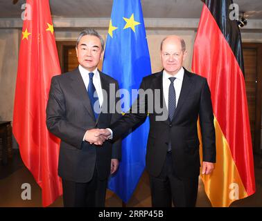 Münchner Sicherheitskonferenz 230217 -- MUNICH , le 17 février 2023 -- le chancelier allemand OLAF Scholz R rencontre Wang Yi, membre du bureau politique du Comité central du PCC du Parti communiste chinois et directeur du bureau de la Commission des affaires étrangères du Comité central du PCC, en marge de la 59e Conférence de Munich sur la sécurité à Munich, Allemagne, le 17 février 2023. ALLEMAGNE-MUNICH-WANG YI-SCHOLZ-MEETING RENXPENGFEI PUBLICATIONXNOTXINXCHN Banque D'Images