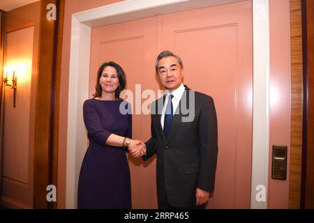 Münchner Sicherheitskonferenz 230217 -- MUNICH, 17 février 2023 -- Wang Yi R, membre du bureau politique du Comité central du PCC du Parti communiste chinois et directeur du bureau de la Commission des affaires étrangères du Comité central du PCC, rencontre la ministre allemande des Affaires étrangères, Annalena Baerbock, lors de la Conférence de Munich sur la sécurité, qui se tient à Munich, en Allemagne, le 17 février 2023. ALLEMAGNE-MUNICH-WANG YI-GERMAN FM-MEETING RENXPENGFEI PUBLICATIONXNOTXINXCHN Banque D'Images