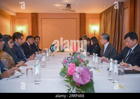 Münchner Sicherheitskonferenz 230217 -- MUNICH, 17 février 2023 -- Wang Yi 2e R, membre du bureau politique du Comité central du PCC du Parti communiste chinois et directeur du bureau de la Commission des affaires étrangères du Comité central du PCC, rencontre avec le ministre pakistanais des Affaires étrangères Bilawal Bhutto Zardari 3rd L en marge de la 59e Conférence de Munich sur la sécurité à Munich, Allemagne, le 17 février 2023. ALLEMAGNE-MUNICH-WANG YI-PAKISTAN FM-MEETING RENXPENGFEI PUBLICATIONXNOTXINXCHN Banque D'Images