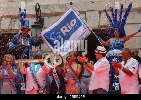 230218 -- RIO DE JANEIRO, le 18 février 2023 -- le roi Momo, le monarque symbolique pendant le carnaval, montre la clé de la ville lors d'une cérémonie de remise à Rio de Janeiro, Brésil, le 17 février 2023. Le maire de Rio de Janeiro Eduardo Paes a remis vendredi la clé de la ville au roi Momo, marquant le lancement officiel du Carnaval 2023 en pleine force. Photo de /Xinhua BRAZIL-RIO DE JANEIRO-CARNIVAL 2023 ClaudiaxMartini PUBLICATIONxNOTxINxCHN Banque D'Images