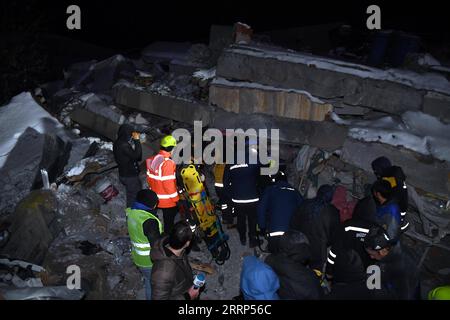 230220 -- ISTANBUL, le 20 février 2023 -- des sauveteurs effectuent une opération de sauvetage parmi les débris du tremblement de terre dans le district d'Elbistan à Kahramanmaras, T¹rkiye, le 7 février 2023. Les autorités turques ont presque terminé les travaux de recherche et de sauvetage près de deux semaines après des tremblements de terre massifs qui ont fait plus de 40 000 morts dans le pays, a déclaré dimanche une agence turque de lutte contre les catastrophes. Les opérations de recherche et de sauvetage sont toujours en cours dans 40 bâtiments de deux provinces du sud fortement endommagées, Hatay et Kahramanmaras, a déclaré lors d'une conférence de presse le chef de l'Autorité turque de gestion des catastrophes et des urgences, AFAD Yunus Sezer. Fonctionne dans l'OT Banque D'Images