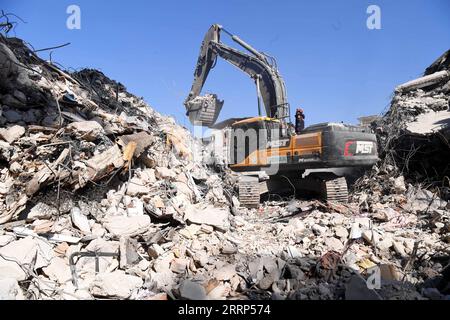 230220 -- ISTANBUL, le 20 février 2023 -- une excavatrice enlève les débris du tremblement de terre à Antakya, dans la province méridionale de Hatay, T¹rkiye, le 14 février 2023. Les autorités turques ont presque terminé les travaux de recherche et de sauvetage près de deux semaines après des tremblements de terre massifs qui ont fait plus de 40 000 morts dans le pays, a déclaré dimanche une agence turque de lutte contre les catastrophes. Les opérations de recherche et de sauvetage sont toujours en cours dans 40 bâtiments de deux provinces du sud fortement endommagées, Hatay et Kahramanmaras, a déclaré lors d'une conférence de presse le chef de l'Autorité turque de gestion des catastrophes et des urgences, AFAD Yunus Sezer. Fonctionne dans l'autre tremblement de terre Banque D'Images