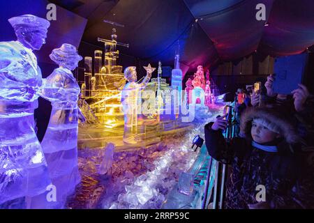 230221 - ST. PETERSBURG, le 21 février 2023 -- les visiteurs prennent des photos au Festival des sculptures sur glace à St. Petersburg, Russie, le 19 février 2023. Le festival se tient ici du 15 février au 2 mars. Photo de /Xinhua RUSSIA-ST. PETERSBURG-ICE SCULPTURES IrinaxMotina PUBLICATIONxNOTxINxCHN Banque D'Images