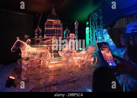 230221 - ST. PETERSBURG, le 21 février 2023 -- cette photo prise le 19 février 2023 montre des sculptures de glace exposées au Festival des sculptures de glace à St. Petersburg, Russie. Le festival se tient ici du 15 février au 2 mars. Photo de /Xinhua RUSSIA-ST. PETERSBURG-ICE SCULPTURES IrinaxMotina PUBLICATIONxNOTxINxCHN Banque D'Images