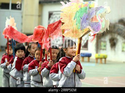 230221 -- SHIJIAZHUANG, le 21 février 2023 -- des enfants dansent le dragon dans une école maternelle de Shijiazhuang, dans la province du Hebei, dans le nord de la Chine, le 21 février 2023. Signifiant littéralement dragon lève la tête , le jour de Longtaitou, le deuxième jour du deuxième mois lunaire, tombe le 21 février de l'année 2023. CHINA-HEBEI-SHIJIAZHUANG-LONGTAITOU DAY-CELEBRATION CN LUOXXUEFENG PUBLICATIONXNOTXINXCHN Banque D'Images