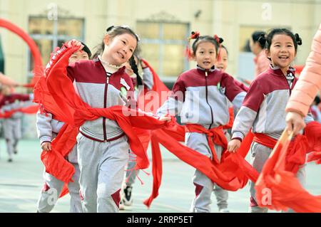 230221 -- SHIJIAZHUANG, le 21 février 2023 -- des enfants interprètent la danse traditionnelle du Yangge dans une école maternelle à Shijiazhuang, dans la province du Hebei, dans le nord de la Chine, le 21 février 2023. Signifiant littéralement dragon lève la tête , le jour de Longtaitou, le deuxième jour du deuxième mois lunaire, tombe le 21 février de l'année 2023. CHINA-HEBEI-SHIJIAZHUANG-LONGTAITOU DAY-CELEBRATION CN LUOXXUEFENG PUBLICATIONXNOTXINXCHN Banque D'Images