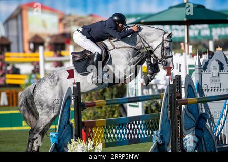 Calgary, Alberta, Canada, 8 septembre 2023. Santiago Lambre (BRA) sur Zeusz, The Masters, Spruce Meadows - crédit : Peter Llewellyn/Alamy Live News Banque D'Images