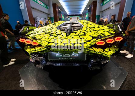 230222 -- TORONTO, le 22 février 2023 -- les gens regardent une Lamborghini SIAN FKP 37 de LEGO Technic au cours du salon international de l'auto canadien 2023 à Toronto, Canada, le 21 février 2023. Construit avec plus de 400 000 pièces LEGO Technic, un modèle grandeur nature de Lamborghini SIAN FKP 37 est exposé au salon de l'auto du 17 au 26 février. Photo de /Xinhua CANADA-TORONTO-AUTOSHOW ZouxZheng PUBLICATIONxNOTxINxCHN Banque D'Images