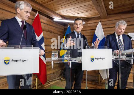 230222 -- HARPSUND SUÈDE, le 22 février 2023 -- le Premier ministre suédois Ulf Kristersson C prononce une conférence de presse avec le président finlandais Sauli Niinisto R et le Premier ministre norvégien Jonas Gahr Store à Harpsund, en Suède, le 22 février 2023. Les dirigeants de la Suède, de la Finlande et de la Norvège se sont engagés mercredi à renforcer la coopération en matière de défense face aux défis sécuritaires communs. /Document via Xinhua SWEDEN-HARPSUND-FINLAND-NORWAY-LEADERS-DEFENSE COOPERATION NinnixAndersson/GovernmentxOfficesxofxSweden PUBLICATIONxNOTxINxCHN Banque D'Images