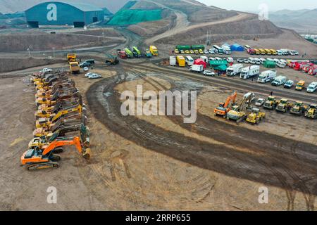 230223 -- ALXA LEAGUE, 23 février 2023 -- cette photo aérienne prise le 23 février 2023 montre des véhicules de sauvetage près du site d'une mine de charbon effondrée dans la Ligue Alxa, dans la région autonome de Mongolie intérieure du nord de la Chine. Le glissement de terrain s'est produit sur le site de sauvetage vers 6 heures mercredi, selon le quartier général des secours. À 6 heures jeudi, plus de 900 personnes s’étaient précipitées sur le site pour des opérations de sauvetage après l’effondrement d’une mine à ciel ouvert à Alxa Left Banner vers 1 heures mercredi, faisant deux morts, six blessés et 53 disparus. CHINE-MONGOLIE INTÉRIEURE-LIGUE ALXA-EFFONDREMENT DE LA MINE DE CHARBON C Banque D'Images