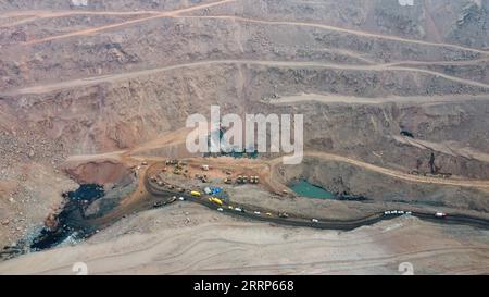 230223 -- ALXA LEAGUE, 23 février 2023 -- cette photo aérienne prise le 23 février 2023 montre des véhicules de sauvetage travaillant sur le site d'une mine de charbon effondrée dans la Ligue Alxa, dans la région autonome de Mongolie intérieure du nord de la Chine. Le glissement de terrain s'est produit sur le site de sauvetage vers 6 heures mercredi, selon le quartier général des secours. À 6 heures jeudi, plus de 900 personnes s’étaient précipitées sur le site pour des opérations de sauvetage après l’effondrement d’une mine à ciel ouvert à Alxa Left Banner vers 1 heures mercredi, faisant deux morts, six blessés et 53 disparus. CHINE-MONGOLIE INTÉRIEURE-LIGUE ALXA-MINE DE CHARBON COLL Banque D'Images